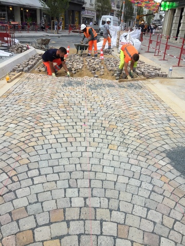 Pose de pavés et de dalles en pierres naturelles pour des travaux d’aménagement urbain Pose de pavés et de dalles en pierres naturelles pour des travaux d’aménagement urbain