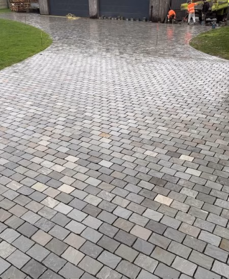 Pose de pavés en grès gris 20x14x5